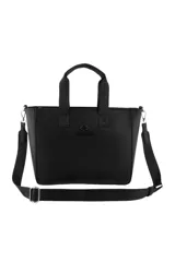 Cartera negra con correa regulable y desmontable, organizador interno y logo de la marca en el frente.