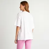 Camiseta blanca de corte amplio y mangas cortas.