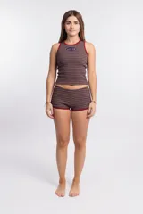 Musculosa ajustada de tejido acanalado, color marrón con rayas finas horizontales en azul oscuro. Presenta ribetes en color rojo en el cuello y las sisas. Lleva un pequeño logo bordado en el pecho.