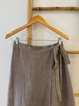 Falda larga color gris topo, de lino, con cintura elastizada y lazo lateral.