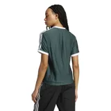 Remera Adidas Adicolor Classics con corte holgado, cuello redondo acanalado y mangas cortas con puños acanalados. Diseño verde con rayas verticales y las tres tiras blancas características de la marca en los hombros. Logo Adidas bordado en el pecho. Fabricada con materiales 100% reciclados.