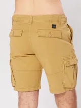 Bermuda cargo color caqui con bolsillos laterales con fuelle y botón.