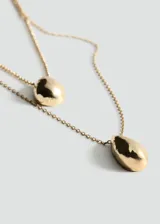 Collar doble dorado con colgantes en forma de gota.
