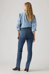 Pantalón de jean de tiro alto, corte recto y color azul medio.