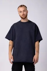 Remera marrón de algodón rústico con corte oversize, mangas cortas y costuras al corte.