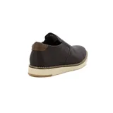 Zapato casual marrón oscuro sin cordones, con elásticos laterales y suela clara.