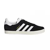 Championes Adidas Gazelle negros con las tres tiras blancas y detalles dorados.