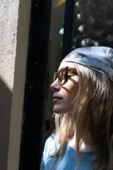 Lentes de sol Foster con montura gruesa de carey y lentes oscuros.