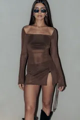 Minivestido marrón de tul con mangas acampanadas y corte ajustado.