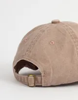 Gorra deportiva gris con efecto lavado, bordado lateral y regulador metálico trasero.