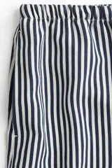 Short de corte holgado confeccionado en mezcla de lino y viscosa, con cintura elástica ajustable mediante cordón, bolsillos laterales y aberturas en los bajos.