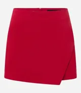 Short pollera corto confeccionado en bengalina con viscosa certificada, con cierre por cremallera invisible en la parte de atrás y recorte delantero.