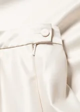 Falda midi color beige, de tejido satinado y corte evasé.