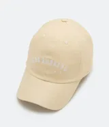 Gorra color beige con visera curva y bordado frontal con la leyenda "Los Angeles California".
