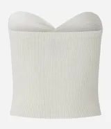 Top cropped de punto color blanco, sin breteles y con detalle retorcido en el busto.