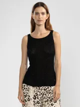 Musculosa negra de lurex con escote redondo.