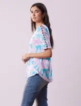 Remera de algodón estampado con flores, marca Ruby Rd. Manga corta entrelazada con aberturas.