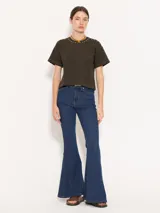 Pantalón de jean azul oscuro, de tiro medio y corte bootcut.