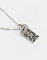 Cadena corta plateada con dije rectangular con el signo zodiacal Aries y un dije redondo pequeño.