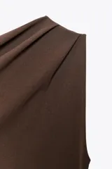 Vestido midi marrón de cuello asimétrico drapeado y sisa americana.