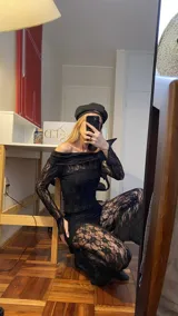 Conjunto de top y pantalón de encaje negro. El top es de escote bardot y mangas largas acampanadas. El pantalón es de corte palazzo.