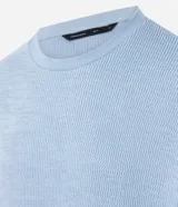 Remera celeste de algodón texturizado, corte boxy, cuello redondo y manga corta.