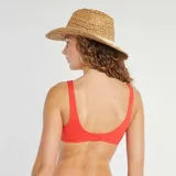 Sujetador de bikini rojo con textura en relieve y escote redondo.