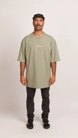 Remera verde seco de jersey de algodón con cuello redondo y corte oversize. Estampa pequeña con la palabra "RUFIÁN" en el centro del pecho.