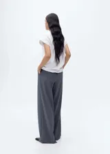 Camiseta gris con cuello en V, manga corta y detalle de tachuelas en los hombros.