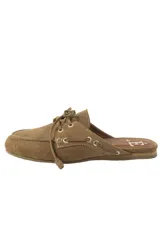 Mocasines tipo mule color beige, con detalle de cordones y ojales metálicos.