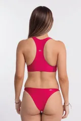 Top de bikini color fucsia, con cuello alto, cierre frontal con cremallera y espalda deportiva.