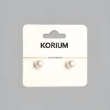 Aros pequeños con perlas blancas.