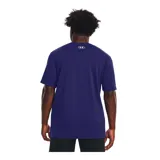 Remera negra de Under Armour con logo de la marca en blanco y amarillo.