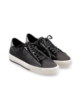 Sneaker negro con textura símil cuero de cocodrilo, cordones con detalles en lúrex, puntera de gamuza gris y detalle plateado en el talón.