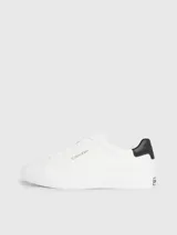 Zapatillas urbanas Calvin Klein blancas de cuero, con detalle en cuero negro en el talón y logo de la marca en el lateral.