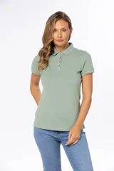 Polo de piqué color verde agua, de manga corta y corte clásico.