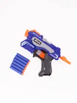 Pistola de juguete azul y gris con detalles en naranja, incluye balas de goma eva con punta naranja.