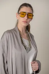 Túnica italiana de satén de seda color beige, de corte suelto con bolsillos laterales.