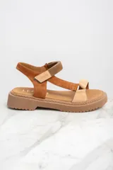 Sandalia de cuero color marrón con tiras combinadas en gamuza y ajuste con velcro.