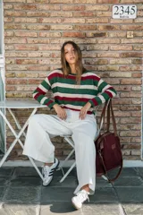 Buzo de corte relajado con diseño a rayas horizontales en verde, beige y rojo.