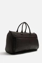 Bolso de viaje negro con acabado grabado, compartimento principal con cierre de cremallera, bolsillo interior con cierre de cremallera, bolsillo frontal con cierre de cremallera, asa de hombro removible y ajustable.