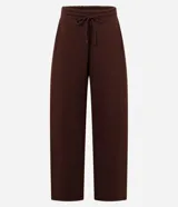 Pantalón de algodón color marrón, modelo barrel con cintura elástica, cordón para ajuste en la cintura y forro de polar.