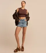 Blusa cropped marrón de microfibra sin estampa, con cuello redondo, breteles anchos, espalda abierta y bajo retorcido.