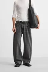 Pantalón de jean celeste con efecto lavado, corte amplio tipo baggy y cinco bolsillos.