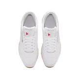 Championes Reebok Classic Leather blancos con detalles en rojo y suela de goma color caramelo.