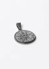 Dije redondo dorado con el símbolo del Tetragramatón grabado en el centro.