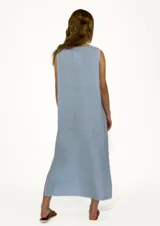 Vestido largo color verde oliva, sin mangas, con escote en V y aberturas laterales en el ruedo.