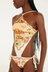 Traje de baño entero con estampado multicolor y diseño único.