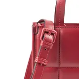 Cartera tote chica color bordó, confeccionada en símil cuero con diseño acolchado y logotipo metálico de XL Extra Large al frente. Tiene acceso con cierre, correa regulable, un bolsillo interno con cierre y otro abierto.