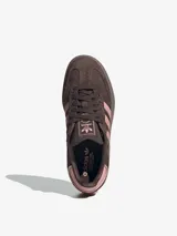 Zapatillas Adidas modelo Sambae, color marrón con detalles en rosa. Confeccionadas en cuero con refuerzos texturizados en la puntera y cordones. Suela de caucho color caramelo con dibujo multidireccional.